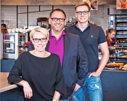 In der Bäckerei Kuhn packt die ganze Familie an: Cornelia und Martin Kuhn mit ihrem Sohn Valentin. Foto Paul Günther · Photodesign