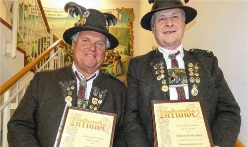 In der Jahresversammlung der ZSG Grabenstätt wurden Alois Binder (links) und Herbert Pawlitschek zu Ehrenschützenmeistern ernannt. Binder war von 2006 bis 2025 Schützenmeister und Herbert Pawlitschek bis 2025 31 Jahre lang Zweiter Schützenmeister. Foto Müller