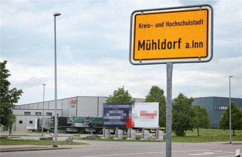 In einer Mühldorfer Firma, spezialisiert auf Agrartechnik, ereignete sich am Samstag der tödliche Betriebsunfall.