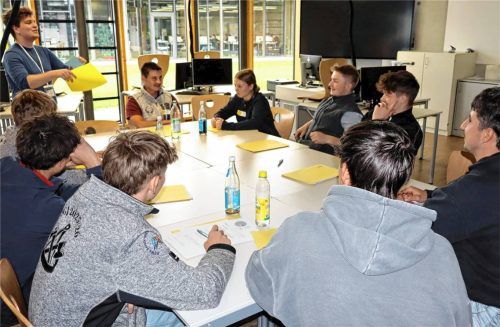 In konstruktiver Runde erarbeitete der Ausschuss, betreut von Elias Kikiras (C.A.P.), einen Gesetzesentwurf zur Bekämpfung übermäßigen Alkoholgenusses bei Jugendlichen. Foto Strim