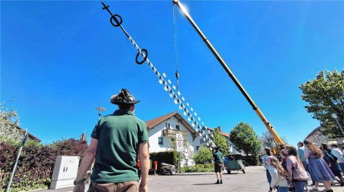 In Mößling wurde am 1. Mai der einzige Maibaum aufgestellt. Es war ein Spektakel und gelungenes Fest.Fotos Enzinger