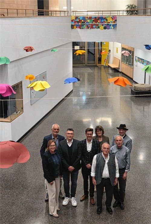 In Stephanskirchen wurden acht Gemeinderäte verabschiedet (von links): Steffi Panhans (SPD, zwölf Jahre), Hans Kink (CSU, 2,5 Monate), Hubert Lechner (Parteifreie Bürger, zwölf Jahre), Bürgermeister Karl Mair (wiedergewählt), Petra Schnell (Fraktionslos, 24 Jahre), Gerhard Scheuerer (Parteifreie, 24 Jahre), Andreas Scheibenzuber (Parteifreie, 2,5 Jahre), Sebastian Scheuerer (Freie Wähler, 2,5 Monate). Nicht auf dem Bild ist Dr. Nicole Eckert (Grüne, sechs Jahre). Foto Blum