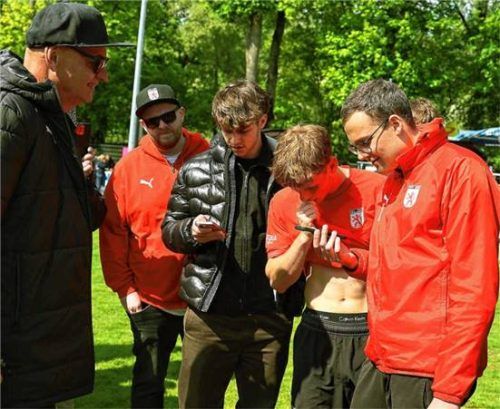 In Wasserburg musste man via Handy miterleben, wie der Titeltraum geplatzt ist.Foto Christian Butzhammer