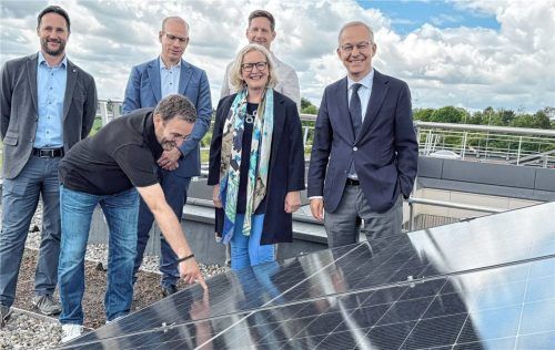 Inspizieren die neue PV-Anlage: (von links) Thomas Leitner (Duschl-Ingenieure), Alexander von Schneyder (Duschl-Ingenieure), Dr. Karsten Jens Adamski (Geschäftsführer kbo-Inn-Salzach-Klinikum), Jean-Pierre Fischer (Personalleiter kbo-Inn-Salzach-Klinikum), Dr. Margitta Borrmann-Hassenbach (Vorständin Kliniken des Bezirks Oberbayern) und Professor Peter Zwanzger (Ärztlicher Direktor kbo-Inn-Salzach-Klinikum). Foto Jahn