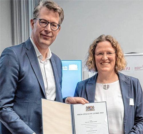 Interaktiver Austausch statt einer klassischen Vorlesung. Unter anderem dafür bekam Prof. Dr. Claudia Schäfle von der TH Rosenheim den Preis für gute Lehre vom Bayerischen Wissenschaftsminister Markus Blume. Foto Re