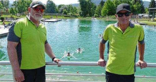Inzells Bademeister Manfred Plereiter (links) und Thomas Weiß zeigten sich mit dem Besuch am Eröffnungstag sehr zufrieden und hoffen aufgrund des schönen Wetters auf viele weitere Badegäste in den kommenden Tagen. Foto Wegscheider