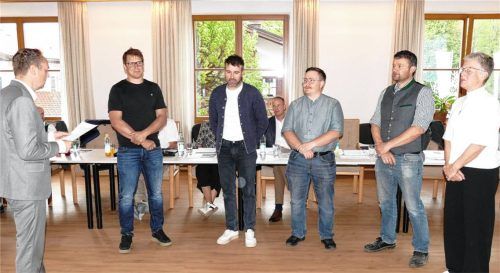Inzells Bürgermeister Michael Lorenz (von links) vereidigte die neuen Gemeinderäte für die nächsten sechs Jahre: (von links) Hubert Hirschbichler, Matthäus Schibanz, Martin Maier, Georg Kamml und Sabine Saurler. Foto Wegscheider