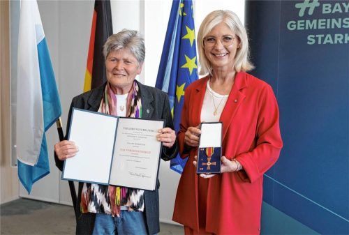Iris Trübswetter bekam Mitte April das Bundesverdienstkreuz am Bande von Sozialministerin Ulrike Scharf überreicht. Foto StMAS/Schäffler/Nötel
