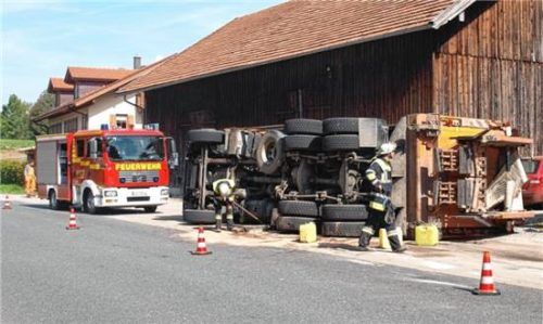Ist vielen noch in Erinnerung: Im Herbst 2010 kam es direkt am Feuerwehrhaus zu einem Unfall mit einem umgekippten Mülllaster.