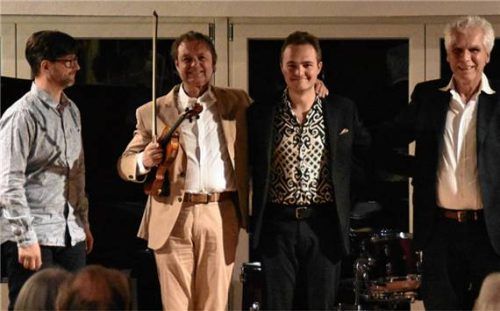 Joerg Widmoser und sein Quartett: (von links) Andreas Gundlach (Piano), Joerg Widmoser (Violine), Leander Widmoser (Schlagzeug) und Bernhard Seidel (Bass).Foto  Bovers