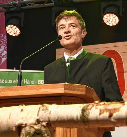 Josef Baumann durfte sich auf Einladung des Mühldorfer Kreisobmanns Ulrich Niederschweiberer gleich an seinem ersten Arbeitstag beim Mühldorfer Kreisbauerntag vorstellen. Foto Fund