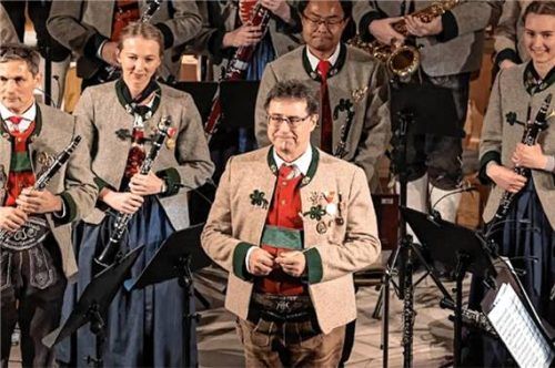 Josef Pirchmoser im Kreise „seiner“ Musikanten beim Jahreskonzert der Musikkapelle Hinterthiersee.Foto HDvisual