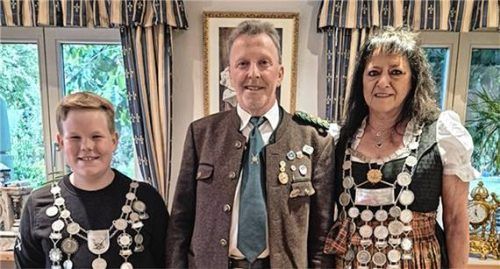 Jugend-Schützenkönig Lukas Krier, Schützenmeister Josef Adlmaier und die Schützenkönigin Gabriele Holweck.Foto re