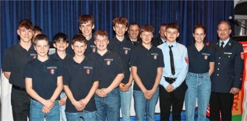 Jugendfeuerwehrler Bastian Wurm, Benno Schwendenmann, Simon Reimann, Korbinian Garnreiter, Tobias Plattner, Hannes Egger, Andreas Höhensteiger, Julian Maier, Luca Hammerschmidt, Leonie Ehnle, Kommandant Peter Höhensteiger. Im Hintergrund Kassier Christian Wurm und Vorstand Christian Egger (von links).Foto  re