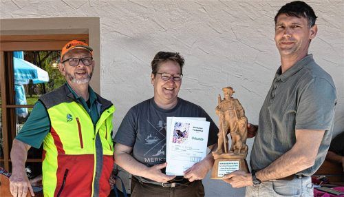 Julia Kollmannsberger aus Prien erhielt den hölzernen Wanderpreis aus den Händen von Florian Krammer (rechts). Foto Betzl