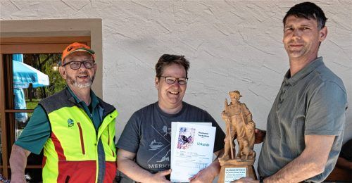 Julia Kollmannsberger aus Prien erhielt den hölzernen Wanderpreis aus den Händen von Florian Krammer (rechts). Foto Betzl