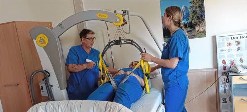 Junge Auszubildende und Studenten lernen auf der neuen Station TCU – Trainee Care Unit – in der Schön-Klinik Vogtareuth. Foto (c)Schön Klinik Gruppe
