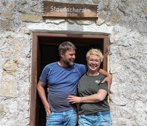 Karin und Alexander Krauss lernten als Pächter der Staudacher Alm das Leben am Berg kennen und lieben. „Wenn der letzte Gast geht, leuchten die Bergwände orange und man genießt nur noch die Stille“, schwärmt das Paar. Foto Deubler