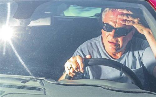 Kaum auszuhalten: Im Auto kommt es bei Sonnenschein zu Innenraumtemperaturen von 45 Grad oder mehr. Foto IMAGO