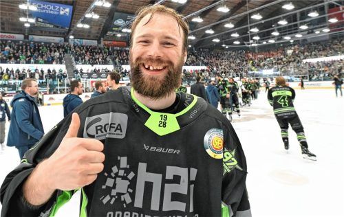 Kein lückenloser Meisterjubel: Maximilian Vollmayer nach dem Oberliga-Finale gegen Weiden.Foto Hans-Jürgen Ziegler