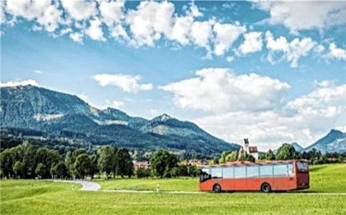 Keine Parkplatzsorgen hat, wer mit dem Wanderbus auf den Samerberg startet.Foto  © Chiemsee-Alpenland Tourismus, Thomas Kujat