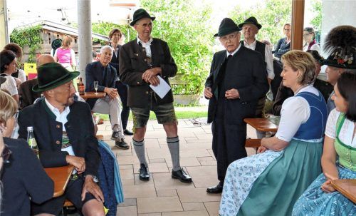 Kirchenpfleger Josef Mark (stehend, links) und Albert Hell, ehemaliger Geistlicher der Pfarrei Au, Kematen/Dettendorf, sowie einst am Bau beteiligte Pfarrmitglieder erinnerten sich nach zehn Jahren an den steinigen Weg ihres Pfarrheims. Foto Strim