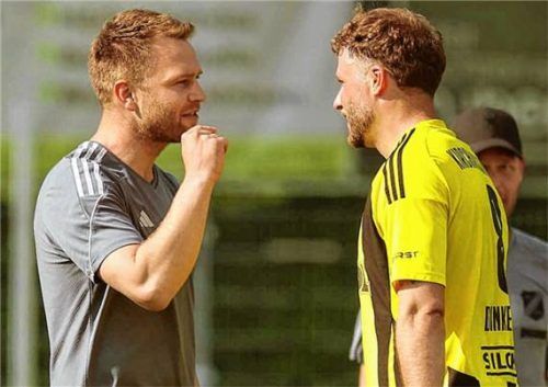 Klappt der Sprung in die Regionalliga Bayern? Kirchanschörings Trainer Thomas Leberfinger (links) und Christoph Dinkelbach. Foto Christian Butzhammer