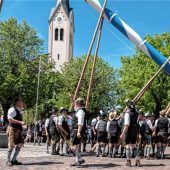 Maibaumsonntag zieht Hunderte an