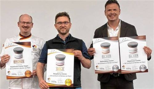 Konditormeister Sebastian Knuppertz (Mitte) mit dem Geschäftsführer der Bundesakademie, Daniel Stumpf (rechts), und Thomas Muschelknautz.