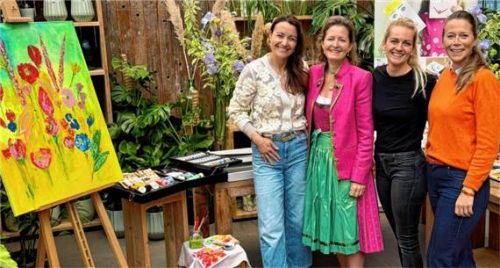 Kurze Schaffenspause für ein gemeinsames Foto: (von links) Künstlerin Claudia Schneider, Johanna Ruoff, Gründerin und Geschäftsführerin der Stiftung „Ein Platz für Kinder“ (epfk), Iris Rother von Blumen Rother und Veronika Bergau, Projektbetreuerin bei epfk. Foto Kirchner