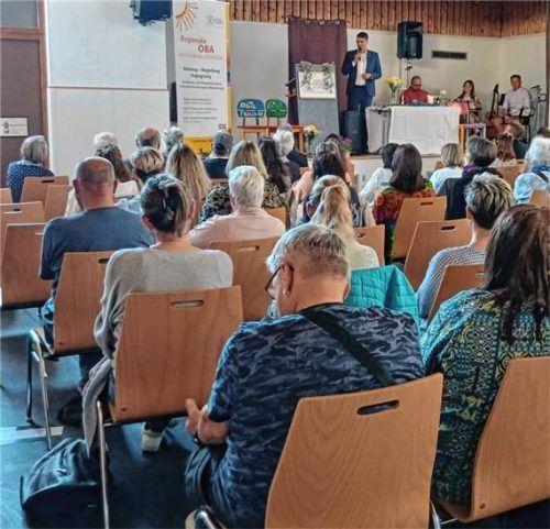 Landrat Max Heimerl (hinten) während seiner Rede.Foto  re