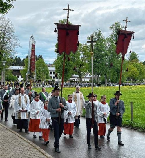 Lang schlängelte sich der Festzug durch die Stadt. Foto re