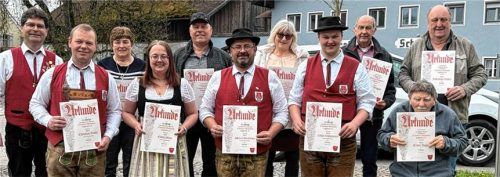 Langjährige aktive und passive Mitglieder der D’Hofmark-Musikanten wurden geehrt: (von links) Vorsitzender Anton Zellner, Christian Senftl, Marianne Brams, Emma Sterr, Otto Lenz, Johannes Heindlmaier, Rosi Lenz, Lukas Schönstetter, Josef Wagner, Ernst Hippe und Sebastian Huber. Foto re