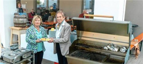 Langjährige Kooperation: Annemarie Stark von Traunsteiner Verein „Wir helfen“ besucht Annemarie Funke von der Lebenshilfe. Foto Flug