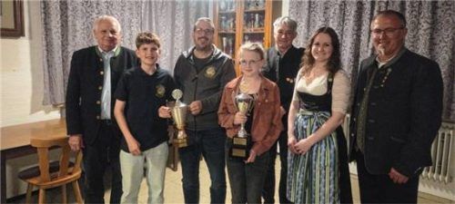 Lauter Sieger: (von links) Zweiter Bürgermeister Günter Hargasser, Sebastian und Thomas Gantenhammer (Gewinner Sie-er-es Pokal), Jana Rödel (Vereins Wanderpokal), Dritter Gauschützenmeister Manfred Steiglechner, Vorsitzende Hedwig Huber und Schützenmeister Thomas Söll.Foto  Stettner