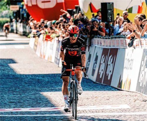 Lennart Jasch fährt in Trento als Erster über die Ziellinie.Foto privat