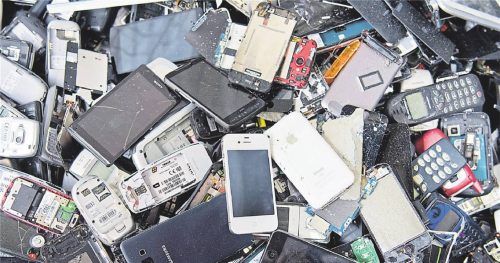 Lieber weg damit: Alte Smartphones, Telefone und andere Elektronikgeräte sollten nicht zu lange daheim lagern. Foto Julian Stratenschulte/dpa