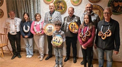 Links die Wurstkönige mit (von links) Herbert Weiss (Pistole), Angelina Schröder (Jugend) und Traudl Duy (Luftgewehr), mittig die neuen Könige Werner Schillinger (Luftgewehr), Xaver Duy (Jugend) und Leonhard Steiner senior (Pistole) sowie rechts die Brezenkönige Christian Riederer (Pistole), Lena Springer (Jugend) und Karl Lebsanft (Luftgewehr). Foto re