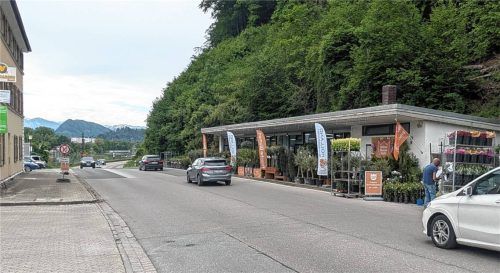 Links und rechts der schon bald gesperrten Staatsstraße 2089 sind Geschäfte und Unternehmen angesiedelt.