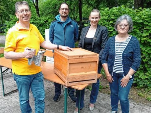 Lob und Dank für ihre Vereinswirtin Maria Brandlmaier (rechts) gab es vom Vorsitzenden Manfred Raindl (von links), Schriftführer Johannes Engelke und der Zweiten Vorsitzenden Desiree Zimmermann. Foto maier