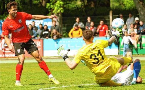 Locker drüber: Wasserburgs Goalgetter Robin Ungerath trifft hier zum 2:0.Foto Christian Butzhammer
