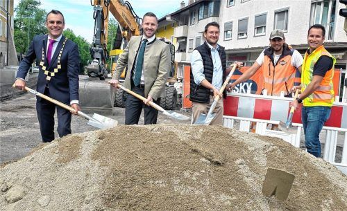 Los geht‘s: Bürgermeister Alois Loferer, Landtagsabgeordneter Daniel Artmann, Alexander Eisner (Staatliches Bauamt Rosenheim), Michael Ferstl und Luca Marchl (Baufirma Swietelsky Bau GmbH, Traunstein/von links) beim Spatenstich.
