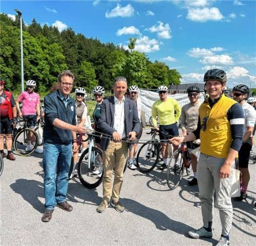 Los geht’s: (von links) Jens Hornung, Franz Bauer (beide Chiemgau Tourismus) und Max Seidl gaben die Touren offiziell für Einheimische und Gäste frei.Foto Chiemgau GmbH