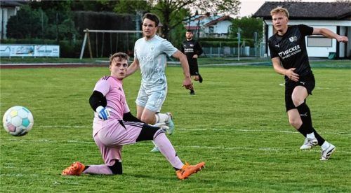 Luca Steinbacher (rechts) erzielt hier den 1:1-Ausgleich für Tüßling-Teising, Raublings Torwart Maximilian Wunderlich und Johannes Schießl haben das Nachsehen.Foto Gabi Zucker