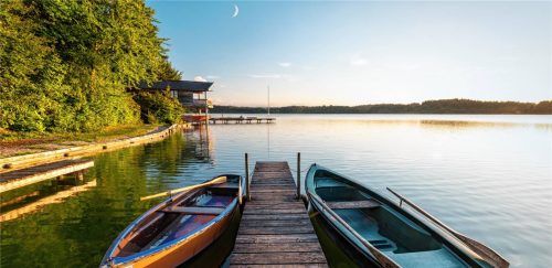 Man muss nicht extra nach Norwegen reisen, um Seenlandschaften wie diese auf dem Foto zu entdecken und zu erkunden. Die Wander- und die neu aufgelegte Radbroschüre der Tourist-Info Eggstätt locken mit Touren rund um die Eggstätt-Hemhofer Seenplatte. Foto Pia Steen