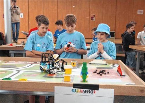 Manuel, Jakob und Emil (von links) von GarsControl Junior 1 hoffen zusammen mit Maskottchen Kurti: Der Roboter soll auch das zweite Turmoberteil fehlerfrei ausliefern.