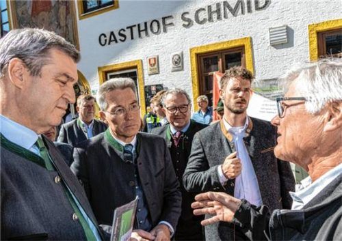 Markus Söder (links) lässt sich von Lothar Thaler die Knackpunkte der Forderungen vortragen. Foto Stache