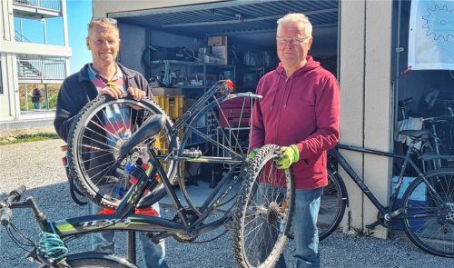 Martin Hottner (links) und Wolfgang Kaa vor ihrer Fahrradwerkstatt an der Wernher-von-Braun-Straße. Foto Röhrl, OVB