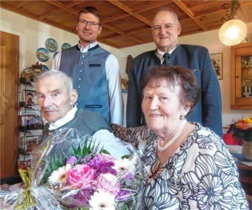 Mathias und Therese Maier (vorne) mit Bürgermeister Alfred Lantenhammer (hinten, rechts) und Zweitem Bürgermeister Reinhard Winterer.Foto Angermeier