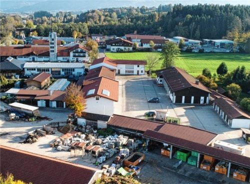 Mehrere Dächer, darunter auch die des Bauhofs und des Feuerwehrhauses, werden mit Solaranlagen bestückt. Foto Archiv Berger/